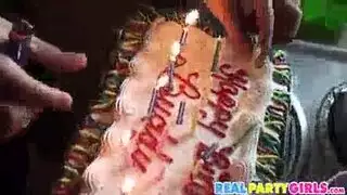 سكرانه في حفل عيد ميلاد تمص الزب