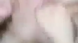 فتاة سمراء تمص بقوة وتركب صديقها في فيلم إباحي هاوي