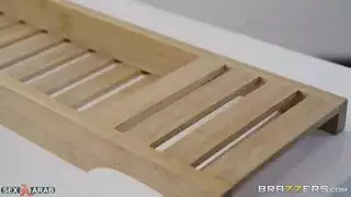 مشهد حمام إباحي: رجل مسيطر يمارس الجنس بقوة مع امرأة أكبر سنًا