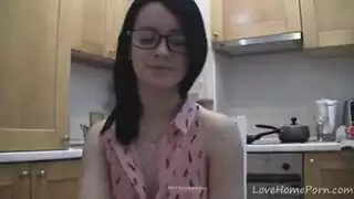 عاهرتان صغيرتان تتباهيان بفتحتيهما الورديتين