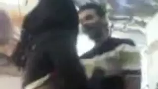 الواد زانق خطيبته بيقفش فيها