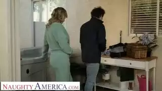 تتوق أن تُملأ: مهبلها يتوسل لقضيبه الكبير