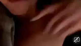 استمناء في غرفة النوم: فتاة صغيرة تستمتع بينما يلاعب رجلها قضيبه