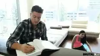 امي مهموله من ابي وينيكها بنها الصغير