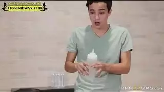 برازرز إباحي: مدلك يضخ مؤخرة سمراء كبيرة