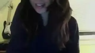 كاميرا ويب إباحية: فتاة سمراء تتعمق في المص ثم تركب قضيباً أسود كبيراً حتى النشوة