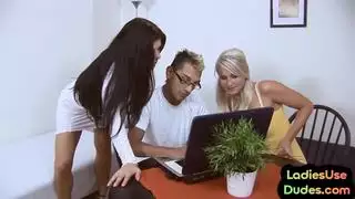 رجل منقود يُهيمن عليه في ثلاثي إكس إكس إكس مع امرأتين