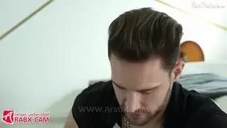 عودة محرمة: الابن يملأ أمه بقضيبه بينما يمسك بأثدائها الضخمة