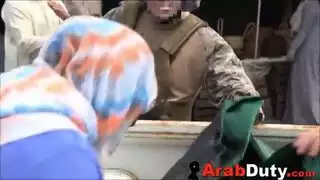 فتيات عربيات محجبات ينكحن بقوة من قبل قضيب الجندي الغربي