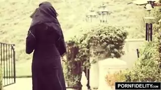 إباحية قاسية: قضيب أبيض يهيمن ويضاجع الفتاة العربية نادية