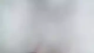 بورن صديقة عذراء: تمديد فتحاتها الضيقة لأول مرة