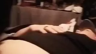 شاهد هذا الزوجين الأبيضين المثيرين وهي تمنحه أفضل اللسان في حياته بمهاراتها المذهلة في الرأس