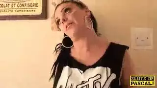 عاهرة ناضجة تقدم مصة قذرة وملابسها بالكاد على جسدها