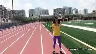  حركة فردية في الخارج: مراهقة تفتح ساقيها وتستمر بشدة