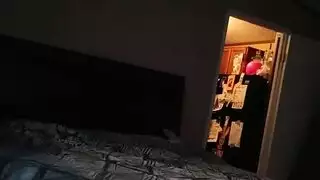 يتم نشر الفتاة السوداء من الخلف، في حين أن أفضل صديق لها ينتظر دورها