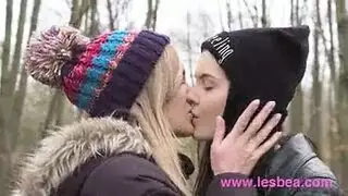 الأحلام المبللة: خيالات جنس جماعي للمراهقين