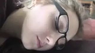 جليسة الأطفال المكممة الفم مقيدة من أجل لعب فتيش بالغ شديد