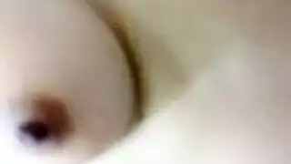 بنات كوريات يتعرن امام الكامره لعق ثدي