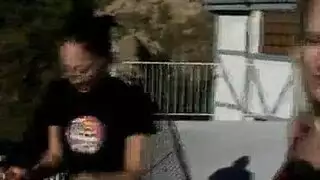 مراهقان نحيلان يمارسان الجنس الشرجي بجانب المسبح في مجمع سباحة ضخم