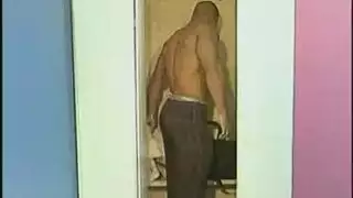 استقال اليكس مع عشيقه الأسود