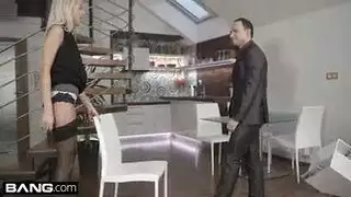 ممثلة شقراء مثيرة تتحمل جنس شرجي مزدوج خشن على الكاميرا