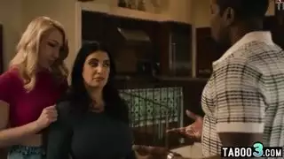 خيال الإيلاج المزدوج: سارة العربية وليلي في ثلاثية إباحية