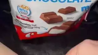 فتاة عربية هاوية تستمني بقوة من أجل الشوكولاته والقضيب الأسود الكبير