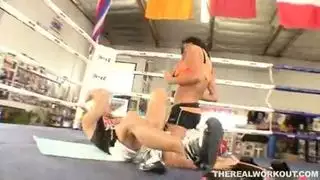 تدريب قاسي: المدرب ينكج حلق ومؤخرة ملاكمته