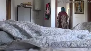 إباحية صريحة: الخادمة تحصل على منظر غير متوقع لقضيب أسود ضخم