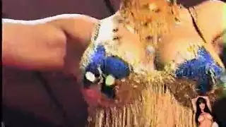 فتاة عربية سودانية مثيرة تخلع ملابسها وتداعب فرجها في عرض رقص شرقي ساخن