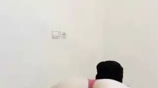 عاهرة محجبة تتباهى بمؤخرتها الممتلئة في مشهد إباحي صريح