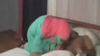 زوجة عربية شهوانية تتوسل للحصول على قضيب زوجها الصلب